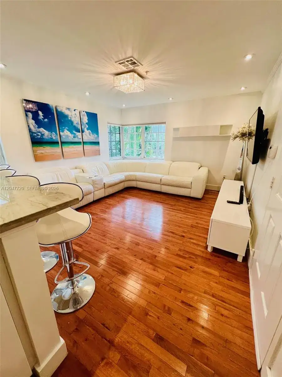 2 bedroom 2 bath Residential Lease for rent at 600 Euclid Ave # 5B, Miami Beach FL 33139