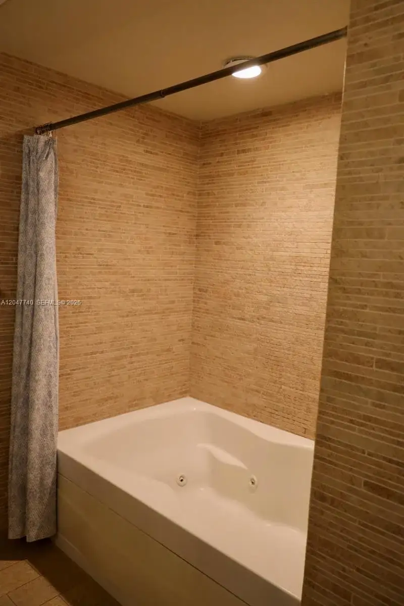 1 bath Residential for sale at 50 Biscayne Blvd # 606, Miami FL 33132