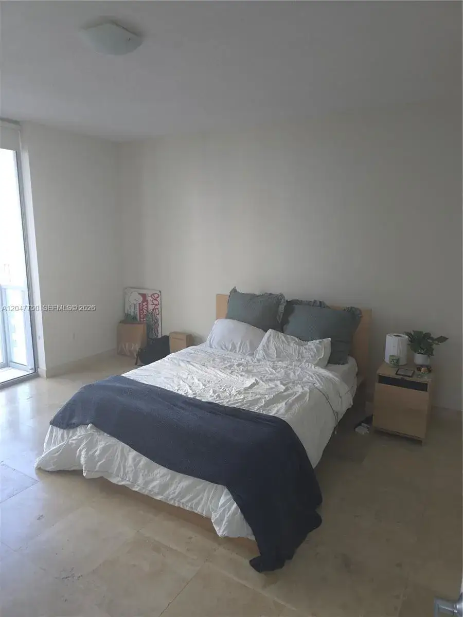 2 bedroom 2 bath Residential Lease for rent at 1060 Brickell Ave # 1701, Miami FL 33131