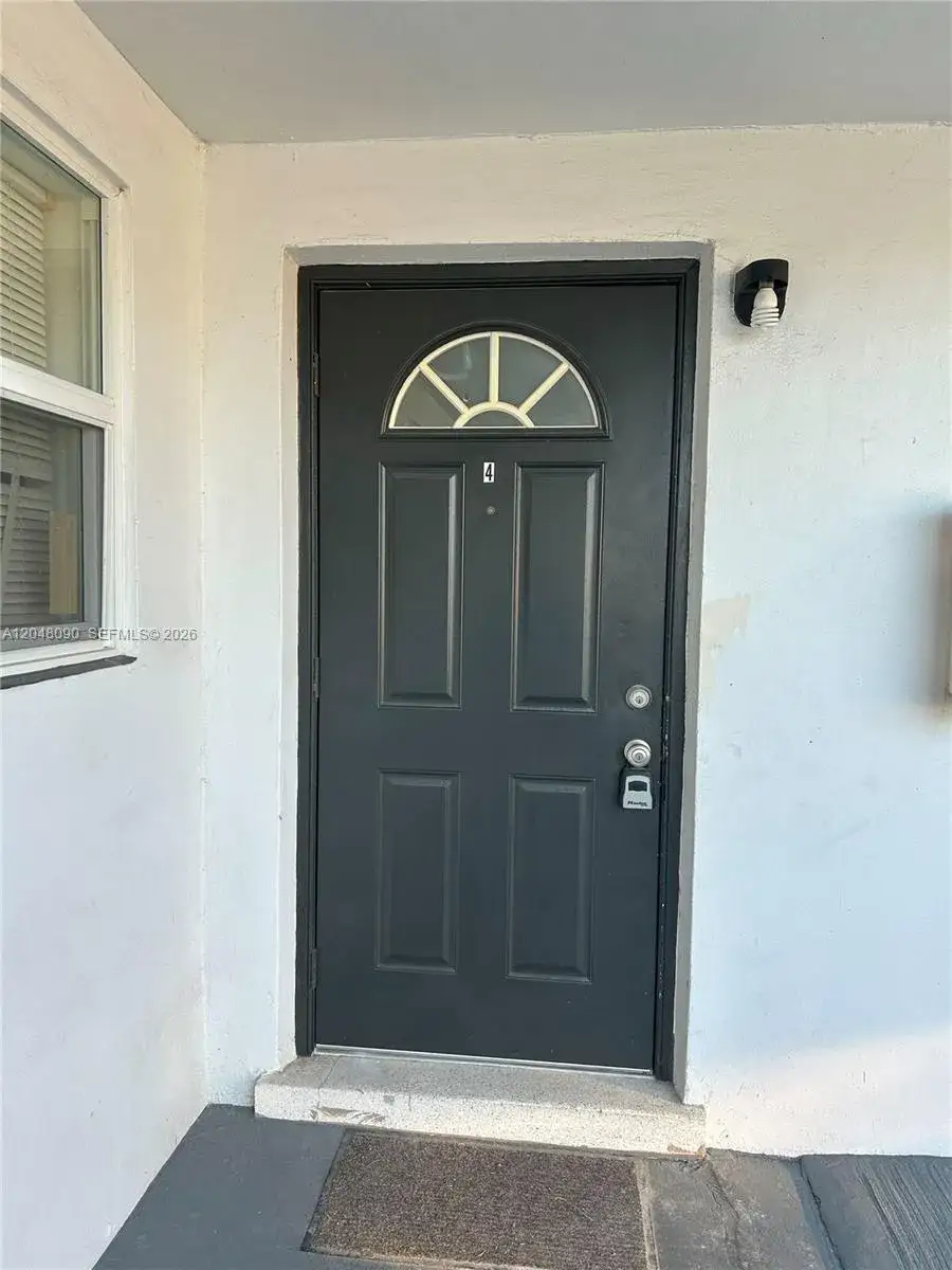 1 bedroom 1 bath Residential Lease for rent at 1119 NE 15th St # 4, Fort Lauderdale FL 33304