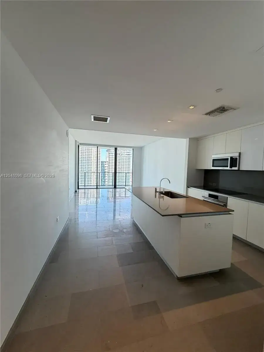 1 bedroom 1 bath Residential Lease for rent at 68 SE 6th St # 1908, Miami FL 33131