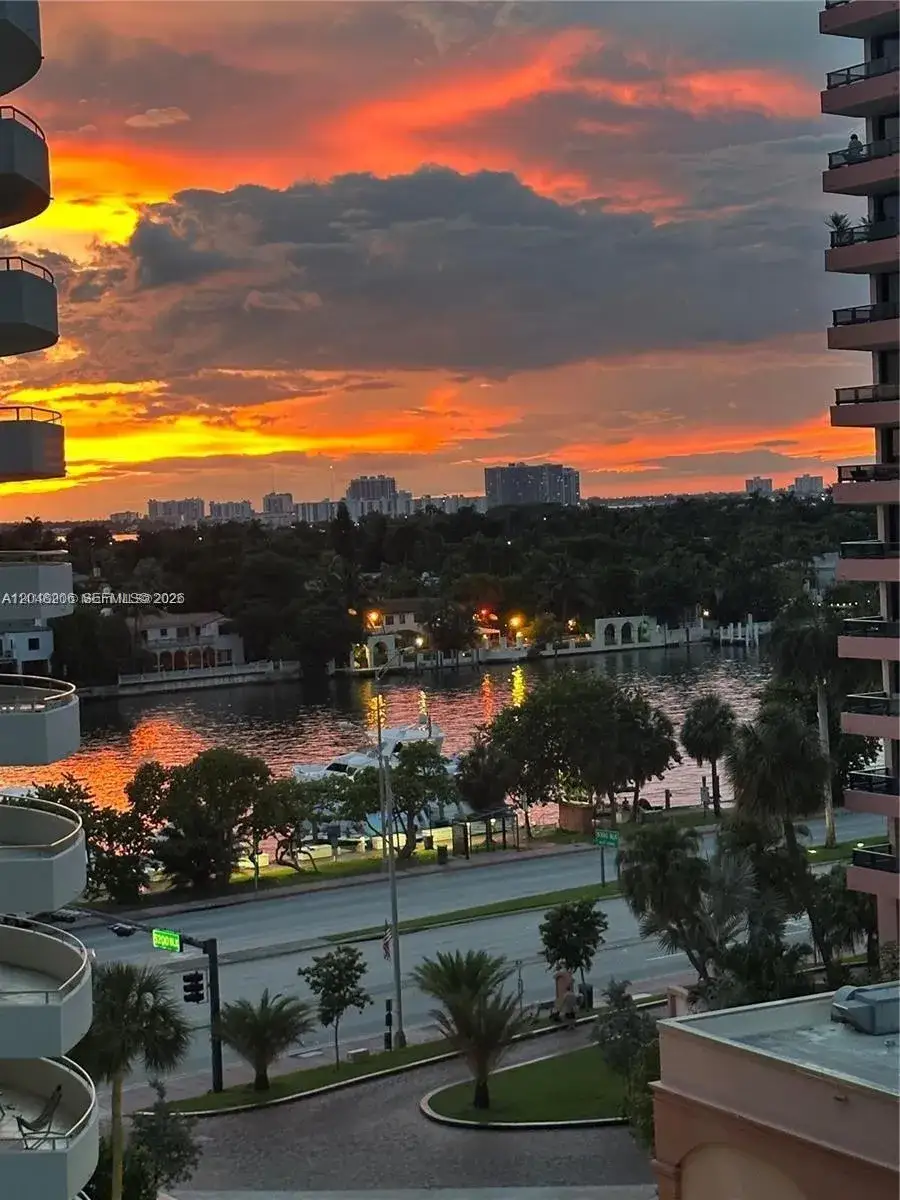 2 bedroom 2 bath Residential Lease for rent at 5161 Collins Ave # 811, Miami Beach FL 33140