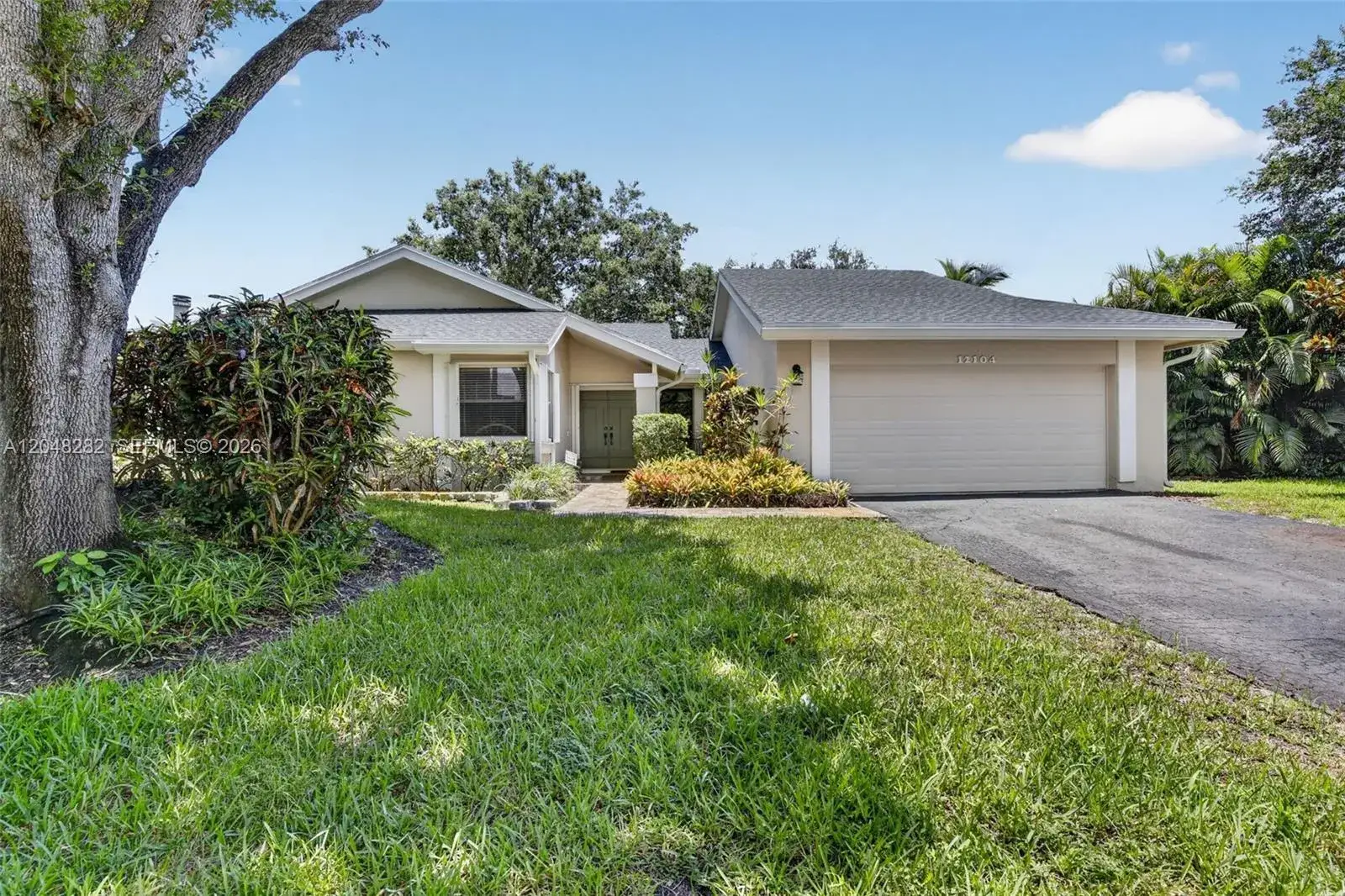 3 bedroom 2 bath Residential for sale at 12104 Landing Way, Cooper City FL 33026