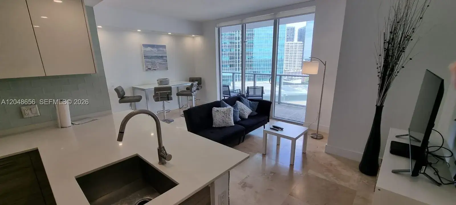 1 bedroom 1 bath Residential Lease for rent at 1300 Brickell Bay Dr # 1701, Miami FL 33131