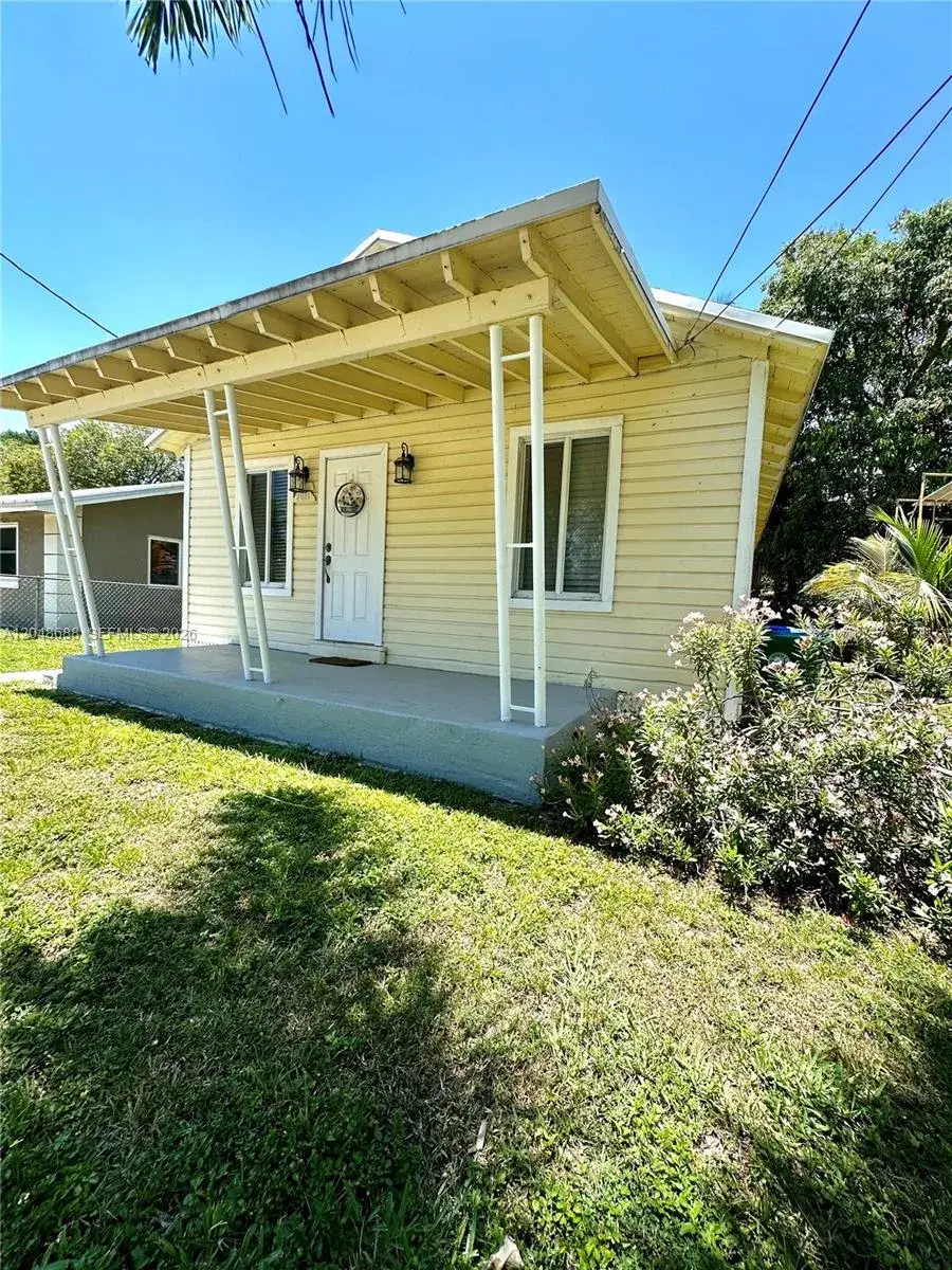 3 bedroom 1 bath Residential Lease for rent at 3611 OAK AV, Miami FL 33133