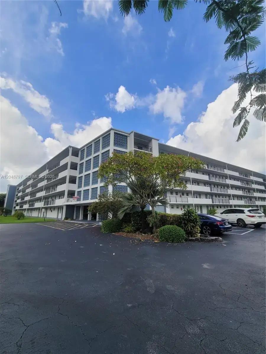1 bedroom 1 bath Residential Lease for rent at 950 Hillcrest Dr # 109, Hollywood FL 33021