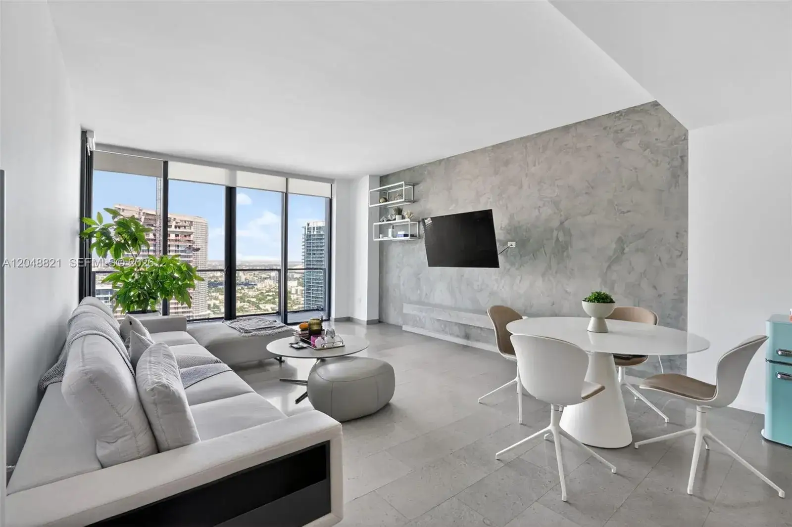 2 bedroom 2 bath Residential Lease for rent at 68 SE 6th St # 3710, Miami FL 33131