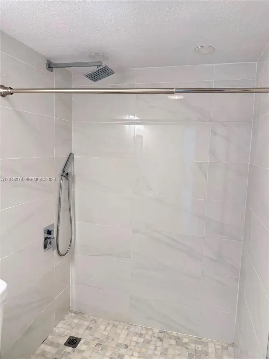 2 bedroom 1 bath Residential Lease for rent at 453 SW 2nd St # 306C, Miami FL 33130