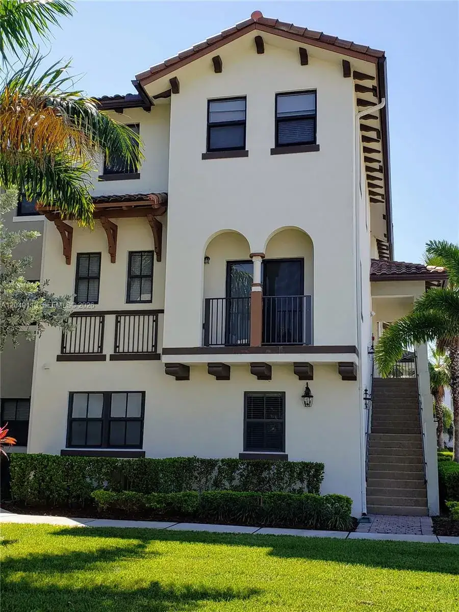 3 bedroom 2 bath Residential for sale at 10620 NW 88th St # 223, Doral FL 33178