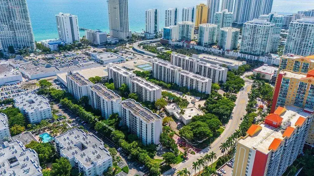 1 bedroom 1 bath Residential Lease for rent at 16909 N Bay Rd # 907, Sunny Isles Beach FL 33160