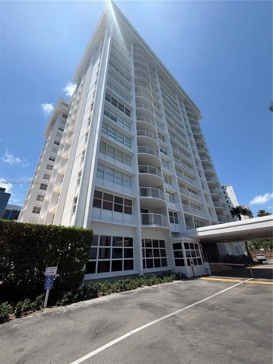 2 bedroom 2 bath Residential Lease for rent at 1420 Brickell Bay Dr # 1005C, Miami FL 33131