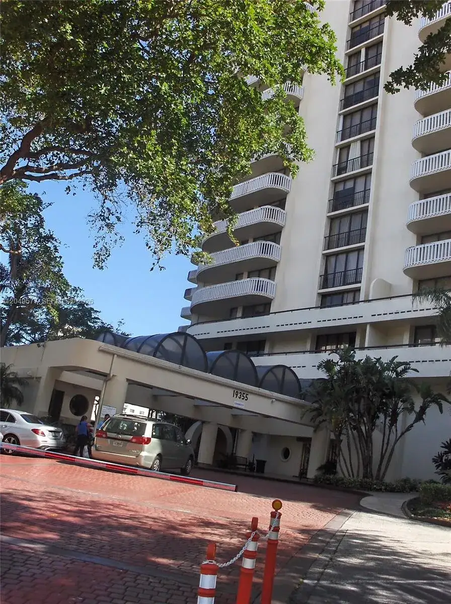 1 bedroom 1 bath Residential for sale at 19355 Turnberry Way # 25C, Aventura FL 33180