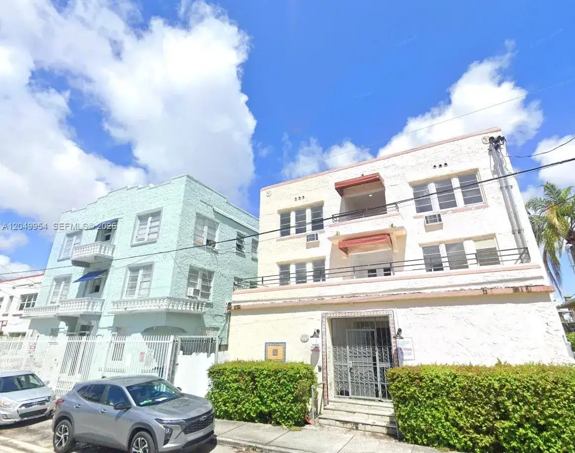 2 bedroom 1 bath Residential Lease for rent at 959 SW 5th St # A09, Miami FL 33130