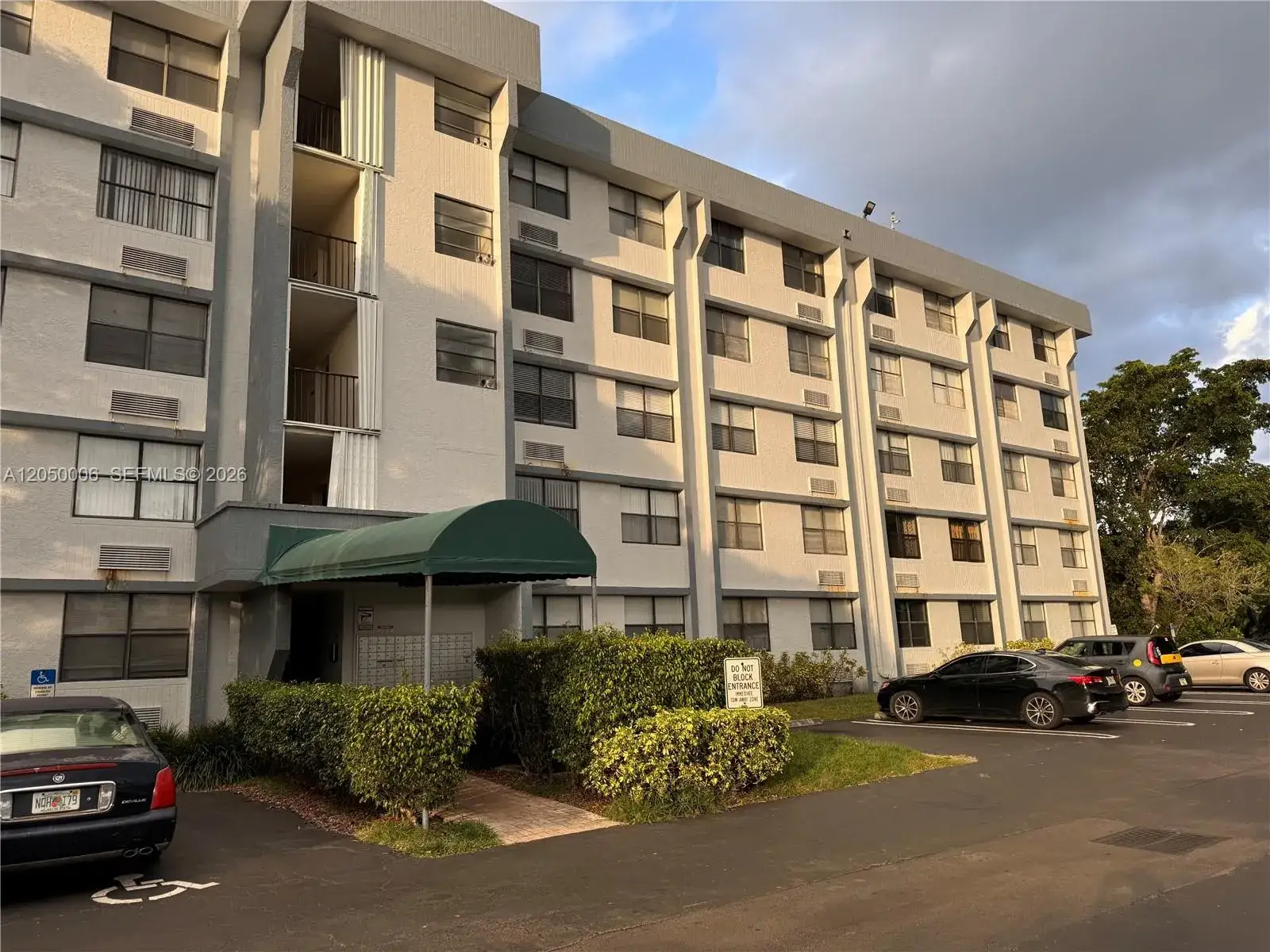 1 bedroom 1 bath Residential Lease for rent at 2501 Riverside Dr # A, Coral Springs FL 33065