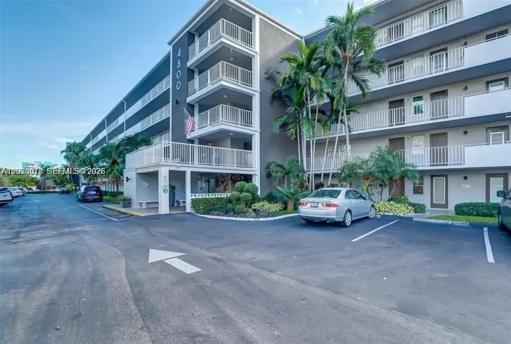 2 bedroom 2 bath Residential for sale at 4800 Hillcrest Ln # 511, Hollywood FL 33021