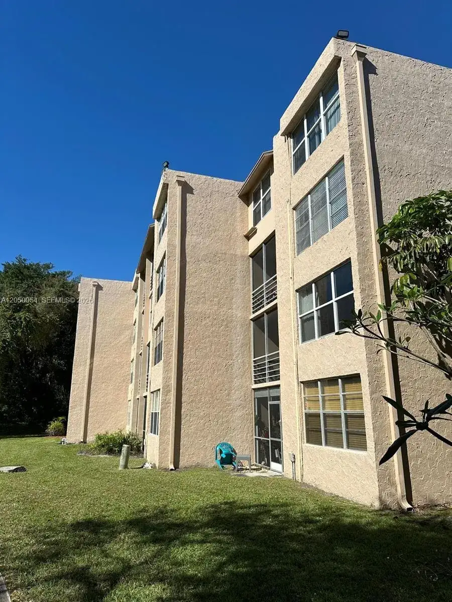 2 bedroom 2 bath Residential Lease for rent at 9410 Live Oak Pl # 305, Davie FL 33324