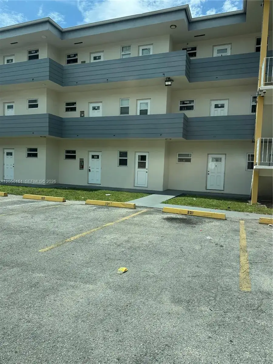 1 bedroom 1 bath Residential Lease for rent at 13215 NE 6th Ave # 106, North Miami FL 33161