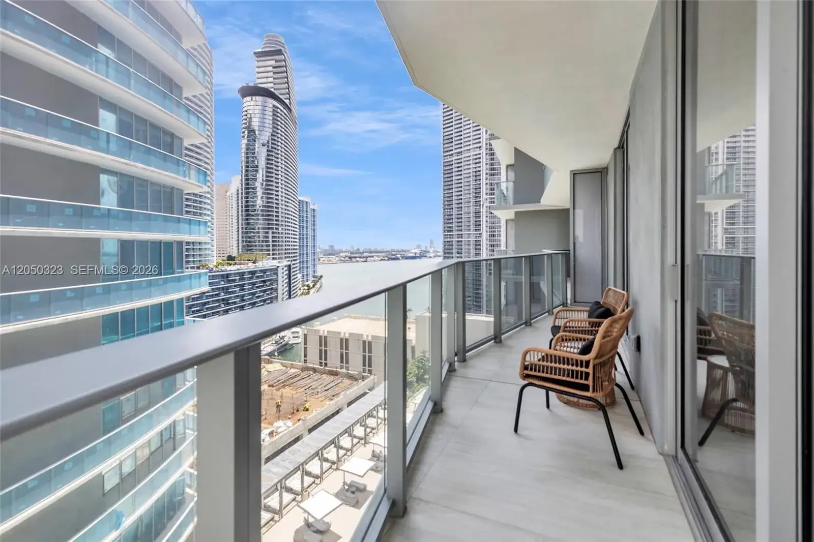 2 bedroom 2 bath Residential Lease for rent at 77 SE 5TH ST # 2006, Miami FL 33131