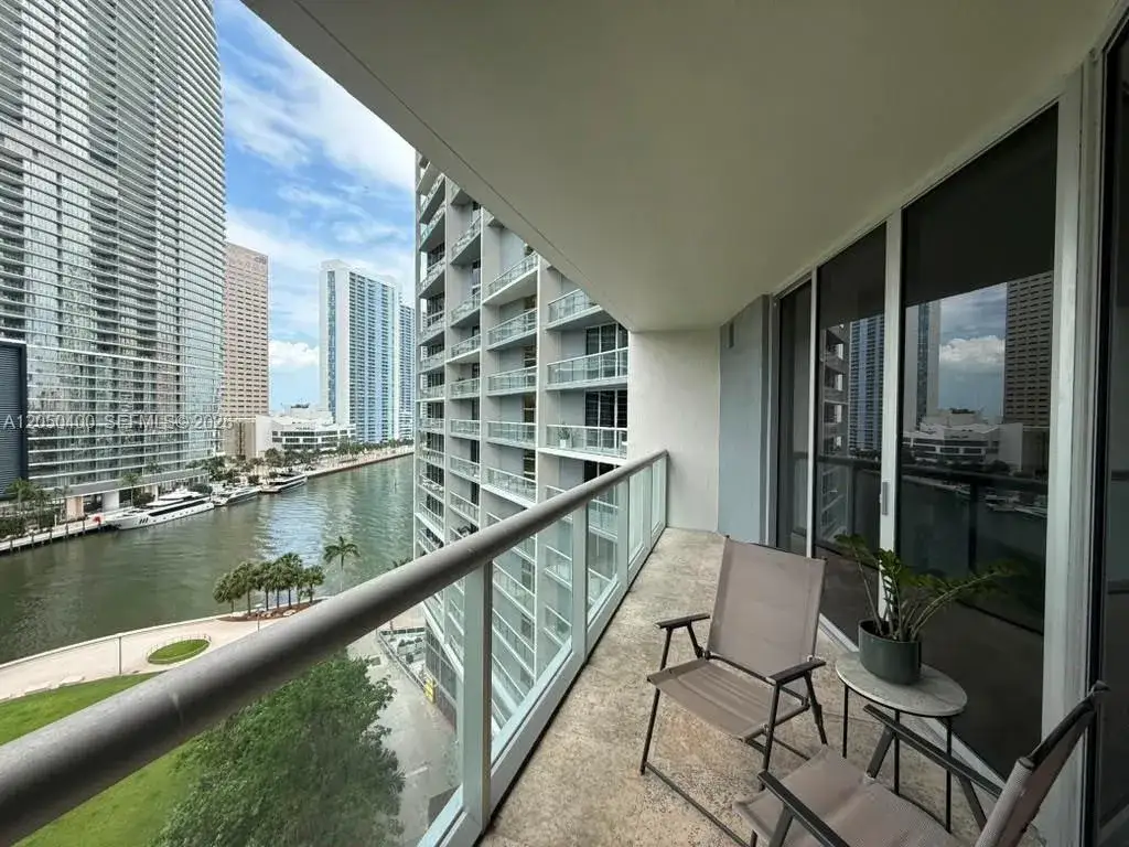 1 bedroom 1 bath Residential Lease for rent at 475 Brickell Ave # 1012, Miami FL 33131