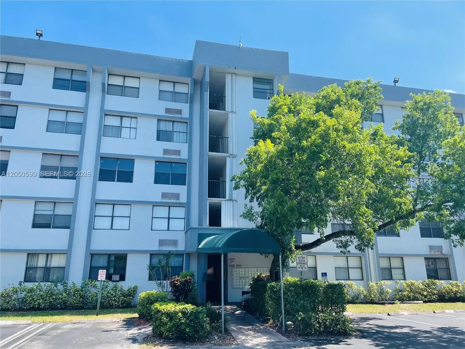 1 bedroom 1 bath Residential Lease for rent at 2401 Riverside Dr # B, Coral Springs FL 33065