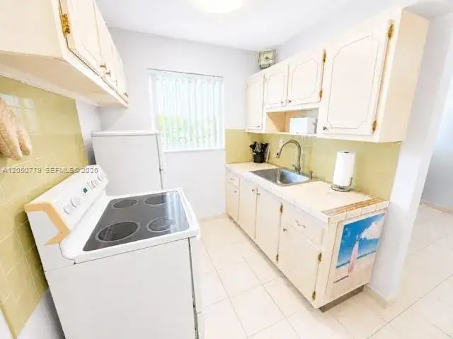 1 bedroom 1 bath Residential for sale at 2145 Pierce St # 416, Hollywood FL 33020