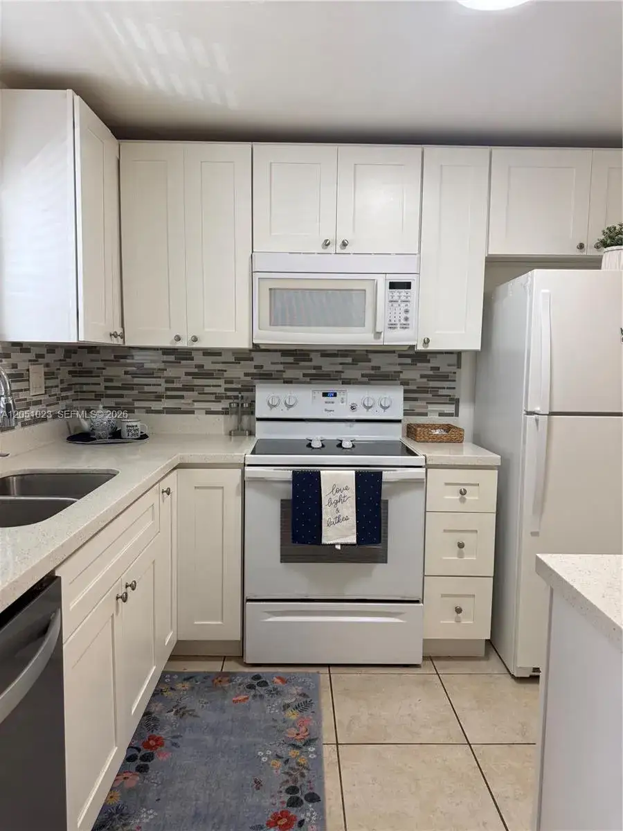 1 bedroom 1 bath Residential for sale at 9540 Sunrise Lakes Blvd # 208, Sunrise FL 33322