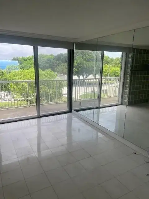 1 bedroom 1 bath Residential Lease for rent at 150 SE 25th Rd # 4I, Miami FL 33129