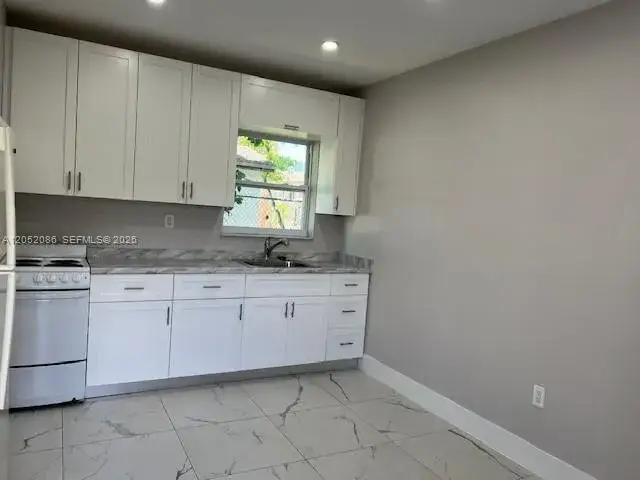 2 bedroom 1 bath Residential Lease for rent at 922 NW 2nd St # 4, Miami FL 33128
