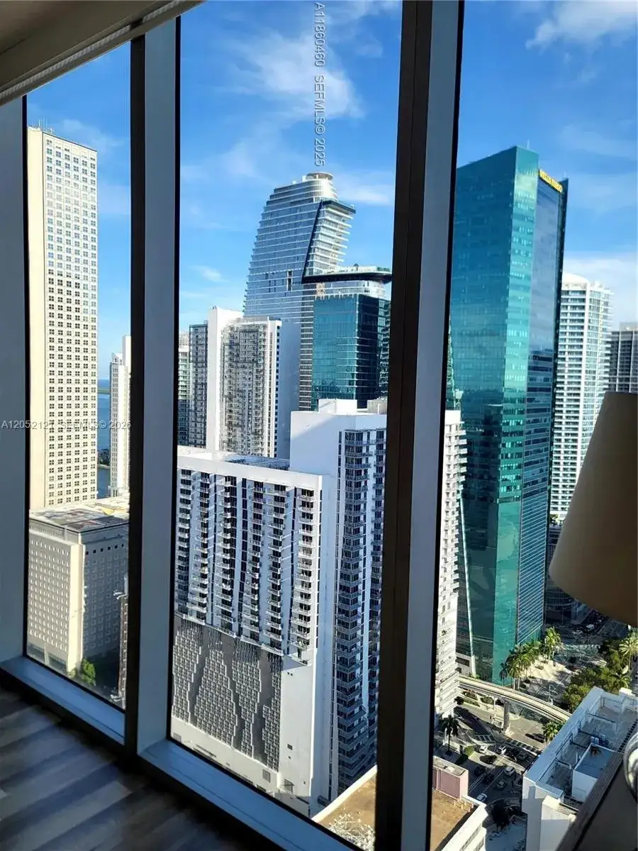 1 bedroom 1 bath Residential Lease for rent at 151 SE 1st St, Miami FL 33131