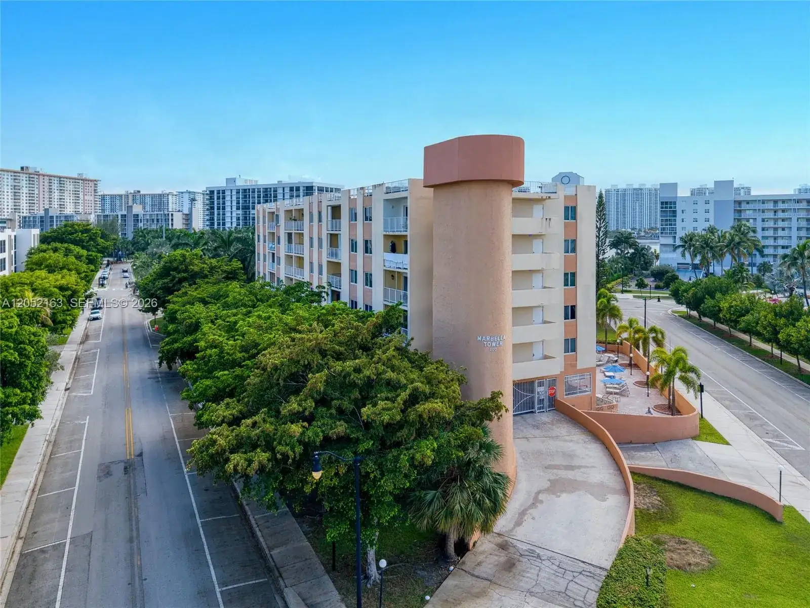 1 bedroom 1 bath Residential for sale at 200 178th Dr # 711, Sunny Isles Beach FL 33160