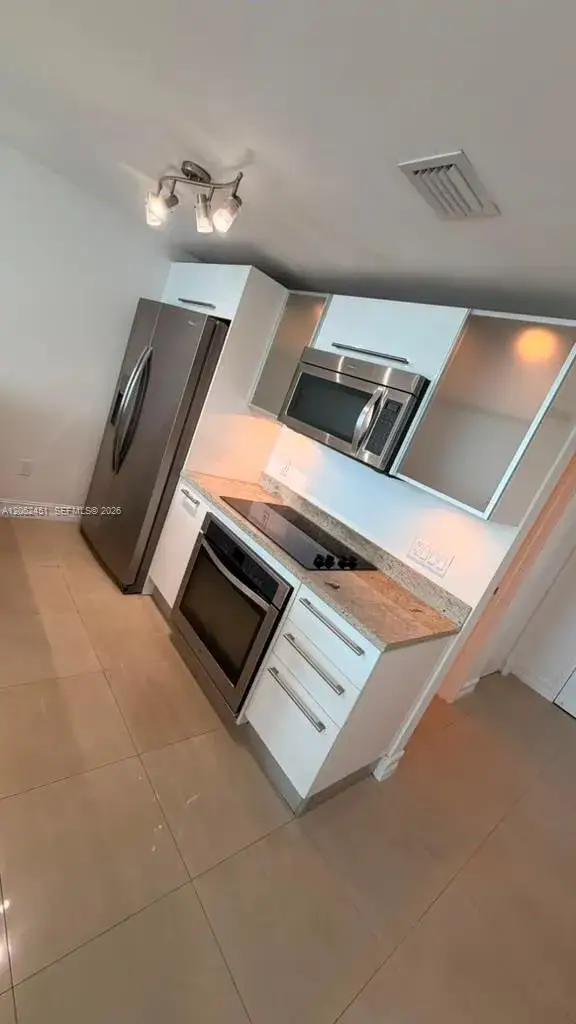 1 bedroom 1 bath Residential Lease for rent at 185 SW 7th St # 2505, Miami FL 33130