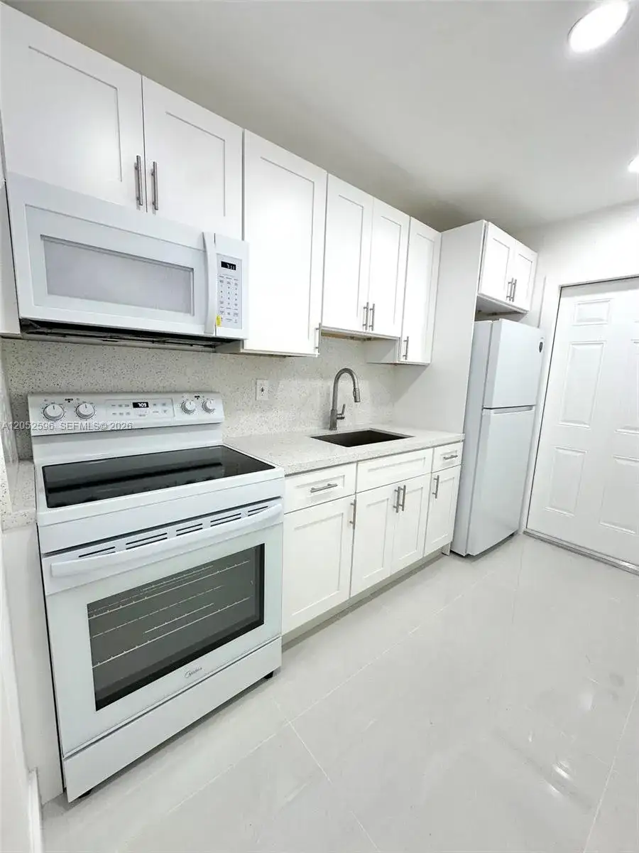 2 bedroom 1 bath Residential Lease for rent at 417 NW 7th Ter # 2, Fort Lauderdale FL 33311