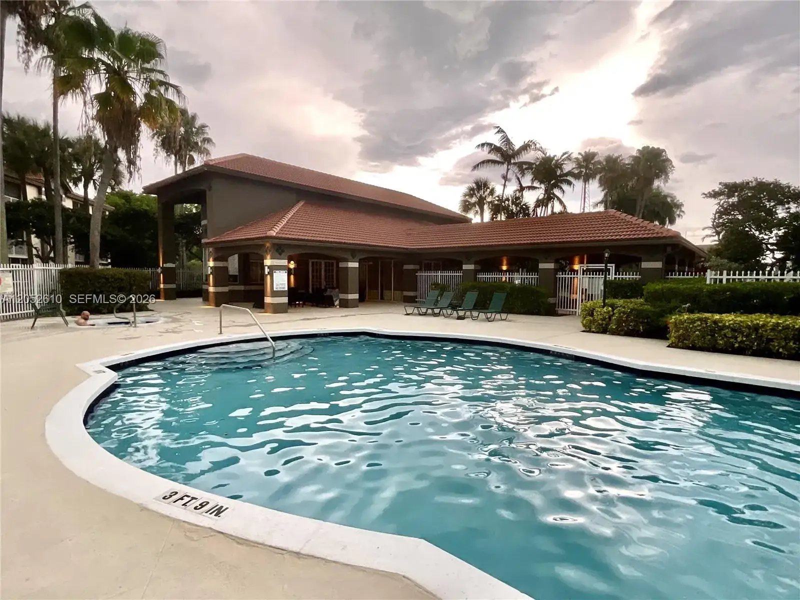 2 bedroom 2 bath Residential for sale at 420 S Park RD # 108, Hollywood FL 33021