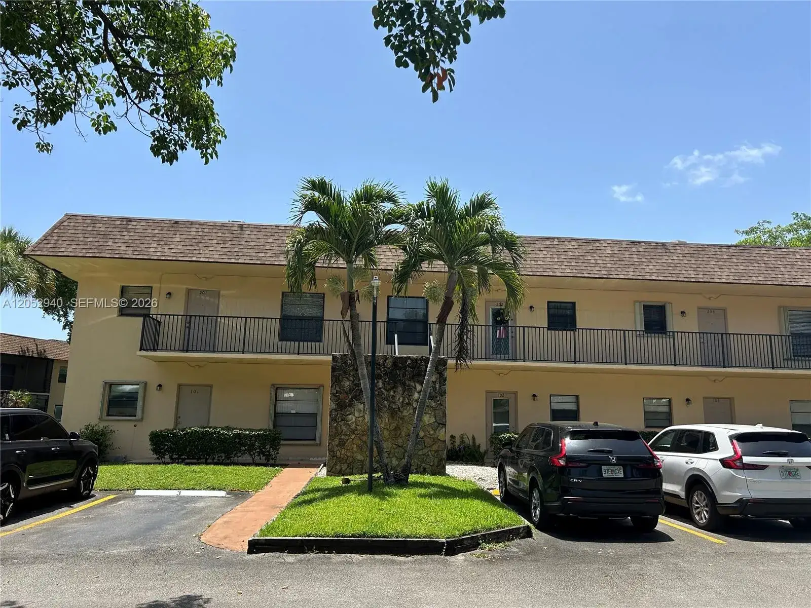 2 bedroom 2 bath Residential Lease for rent at 200 Gate Rd # 202, Hollywood FL 33024
