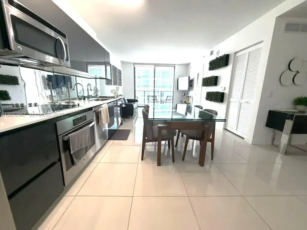 1 bedroom 1 bath Residential Lease for rent at 31 SE 6th St # 2604, Miami FL 33131