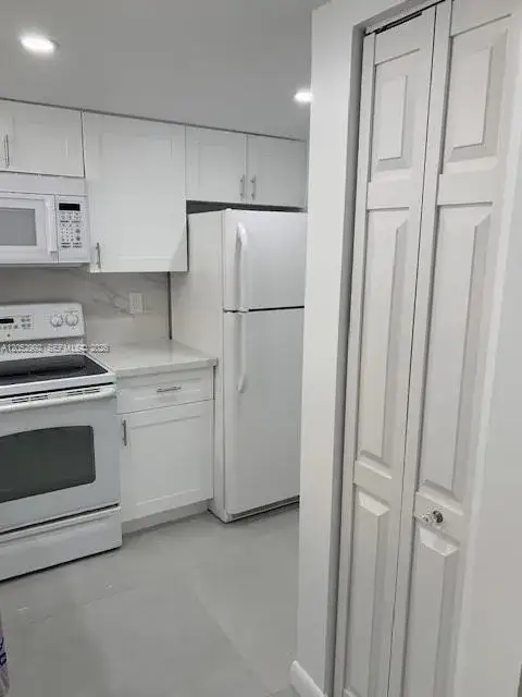 1035  west 77  th st # 304, Hialeah FL 33014