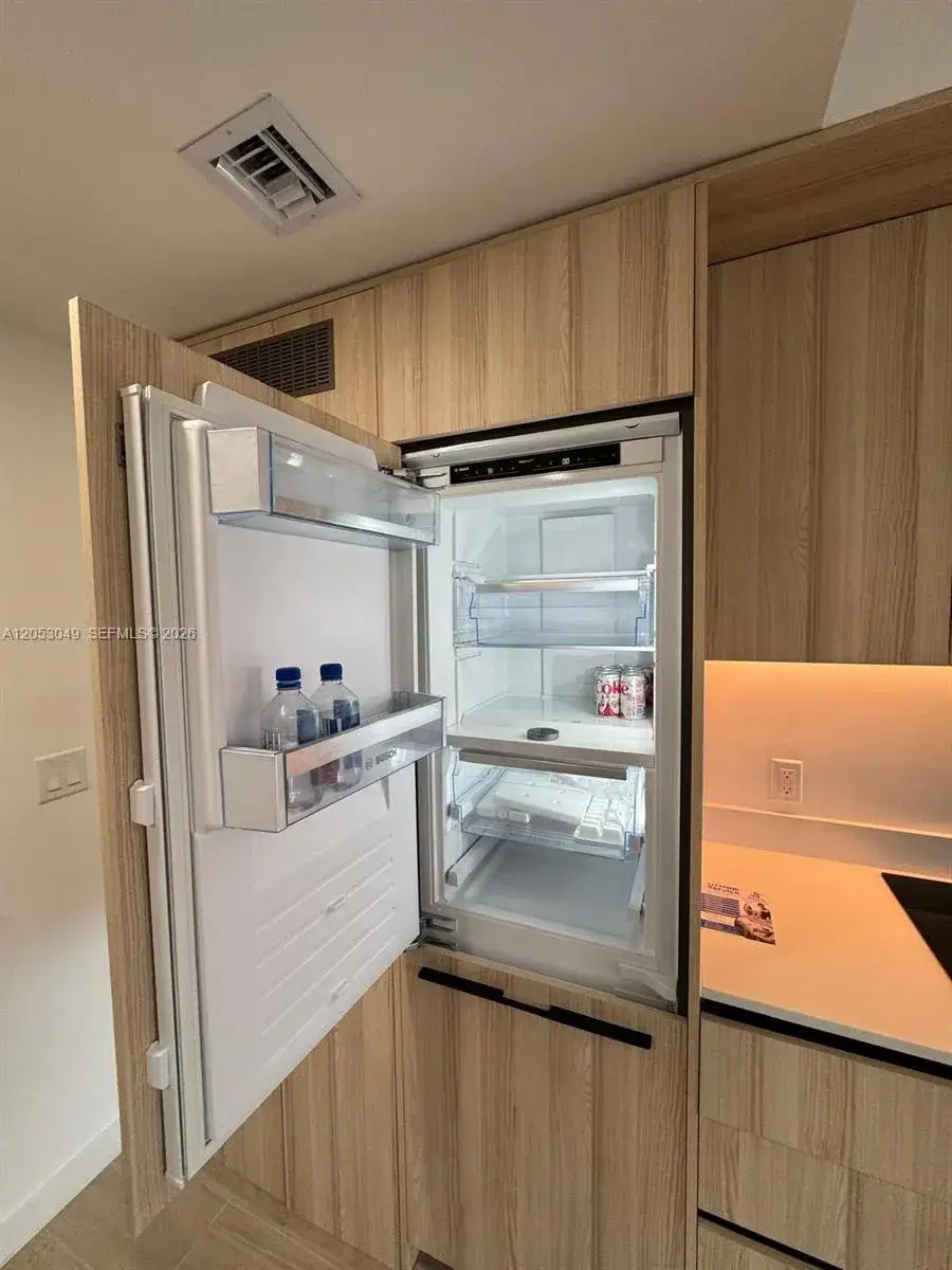 1 bedroom 1 bath Residential Lease for rent at 225 N MIAMI AVE # 302, Miami FL 33128