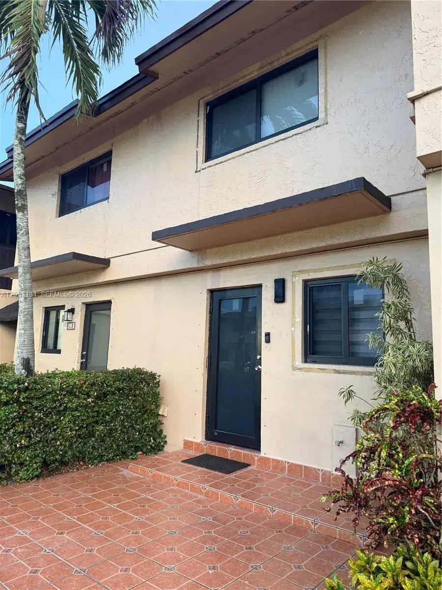 2 bedroom 1 bath Residential for sale at 131 SW 109th Ave # L5, Sweetwater FL 33174