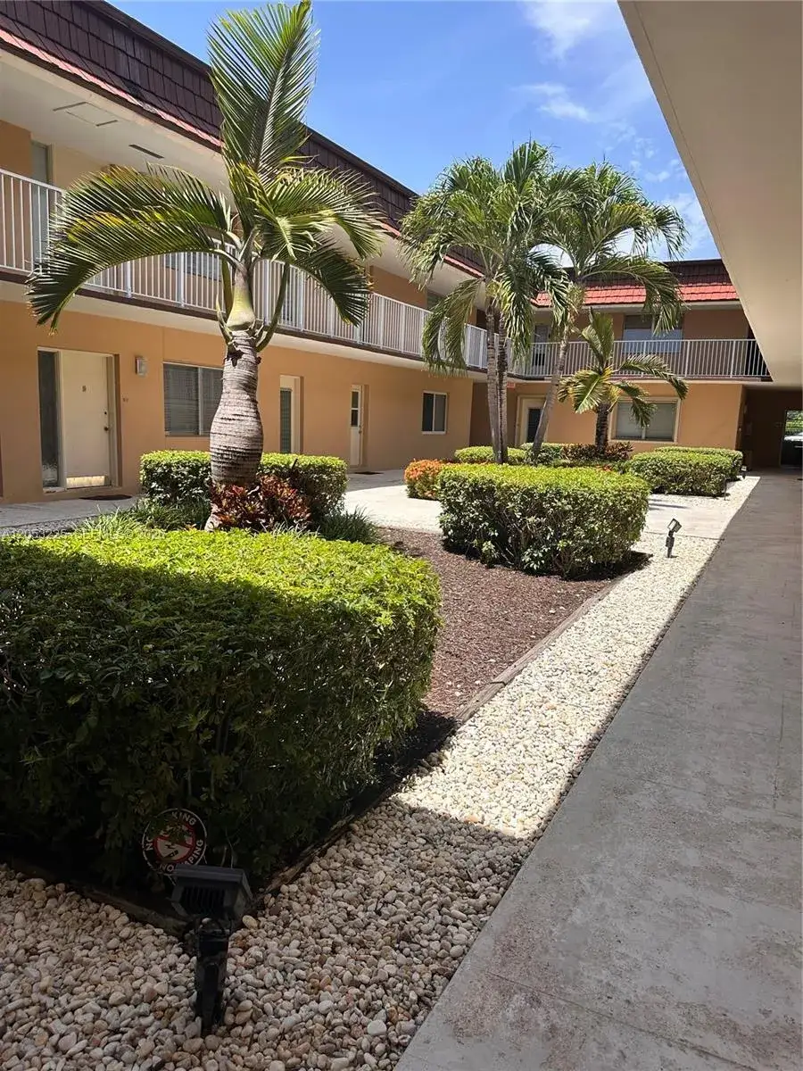 2 bedroom 1 bath Residential for sale at 5325 SW 77th Ct # 107F, Miami FL 33155