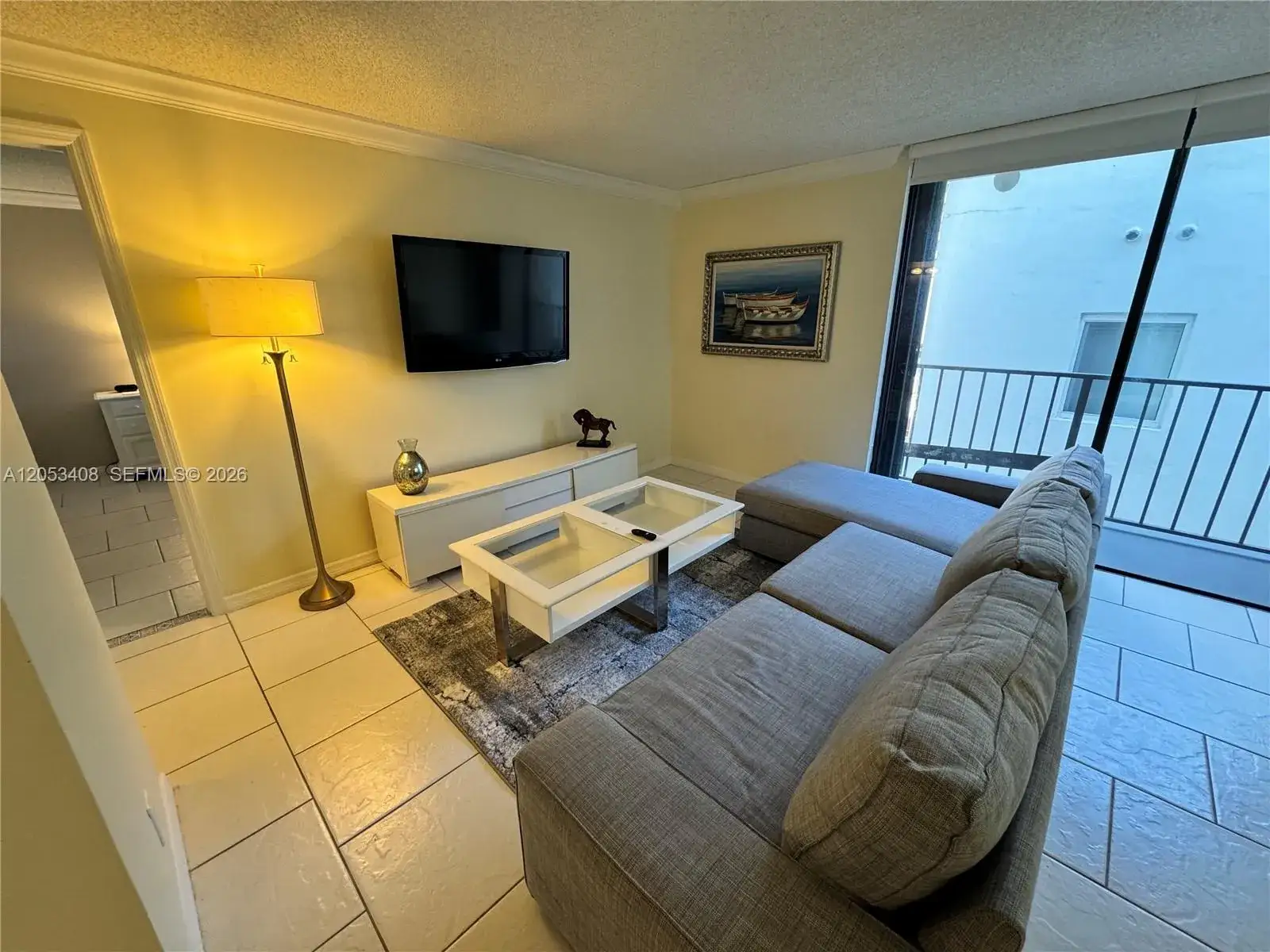 1 bedroom 1 bath Residential Lease for rent at 2625 Collins Ave # 320, Miami Beach FL 33140