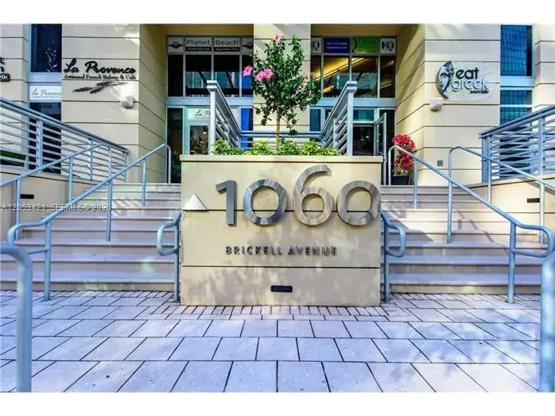 1 bedroom 1 bath Residential Lease for rent at 1060 Brickell Ave # 1903, Miami FL 33131