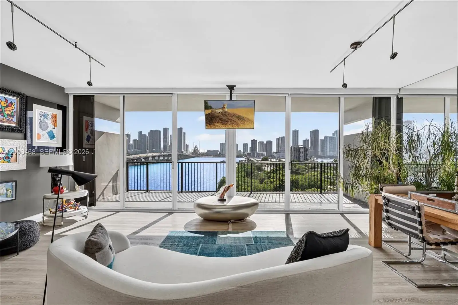 1 bedroom 1 bath Residential for sale at 1000 Venetian Way # 810, Miami Beach FL 33139