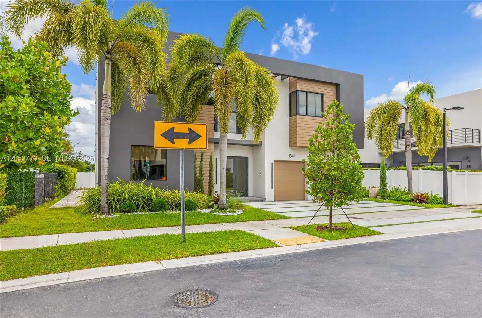 6 bedroom 7 bath Residential for sale at 7541 NW 100th Ave, Doral FL 33178