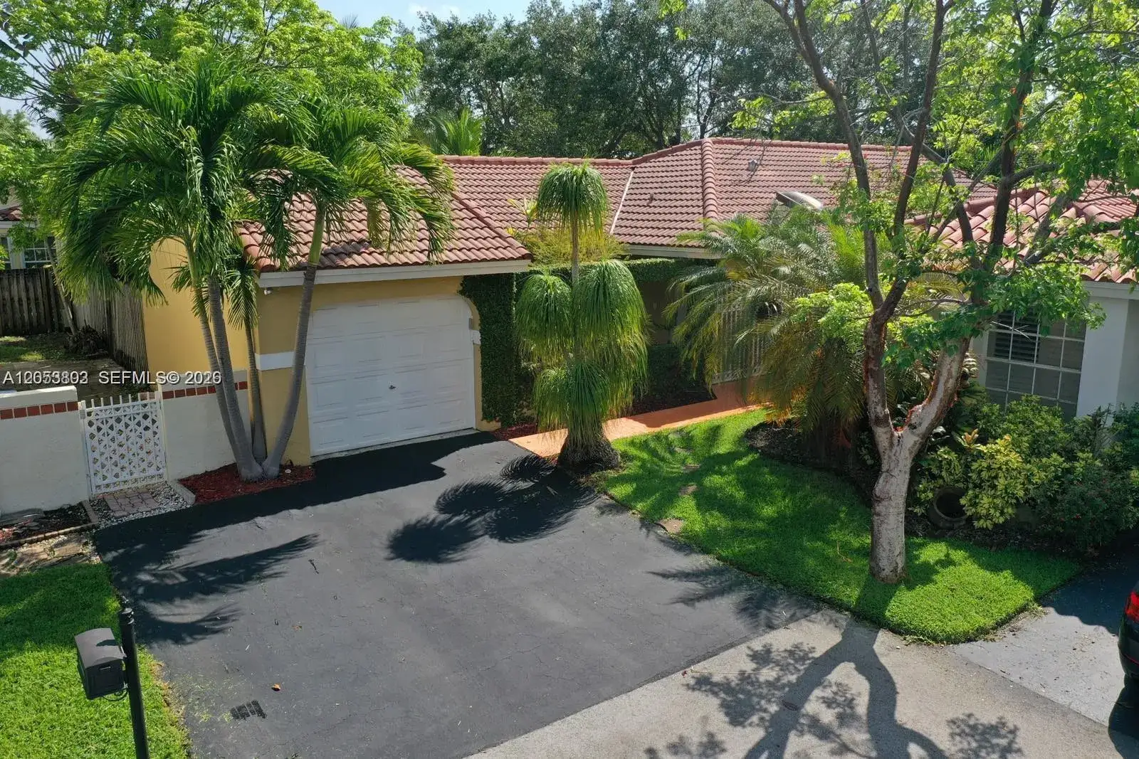 3 bedroom 2 bath Residential Lease for rent at 1377 Garden Rd # 1377, Weston FL 33326