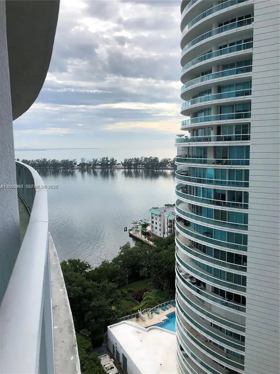 1 bedroom 1 bath Residential Lease for rent at 2101 Brickell Ave # 1611, Miami FL 33129
