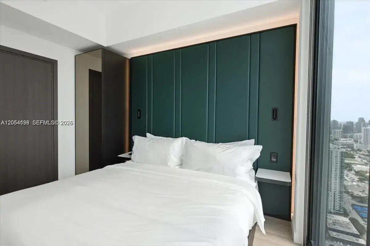 1 bedroom 1 bath Residential Lease for rent at 20 NE 11th St # B, Miami FL 33132