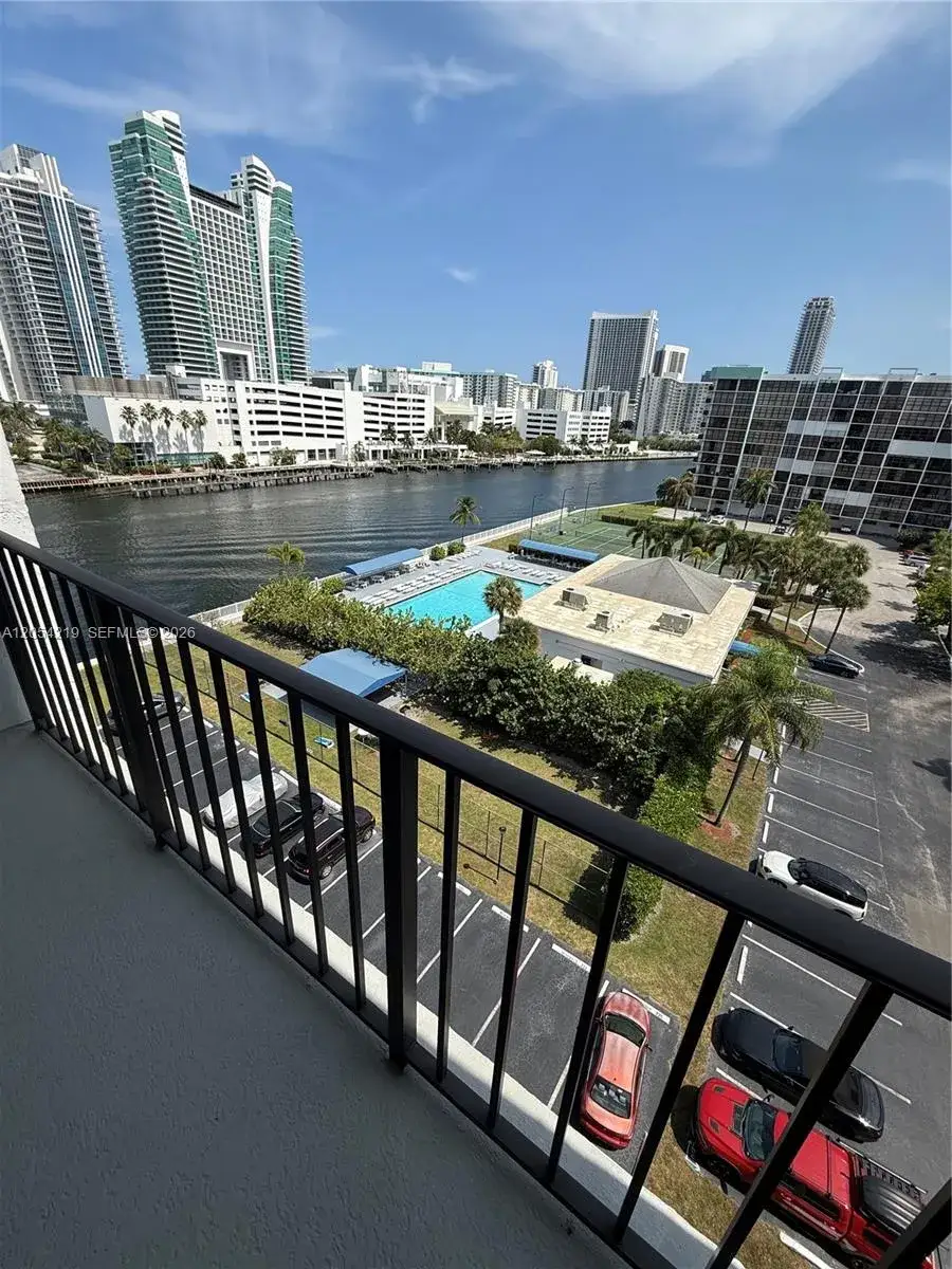 2 bedroom 2 bath Residential for sale at 600 Parkview Dr # 818, Hallandale Beach FL 33009