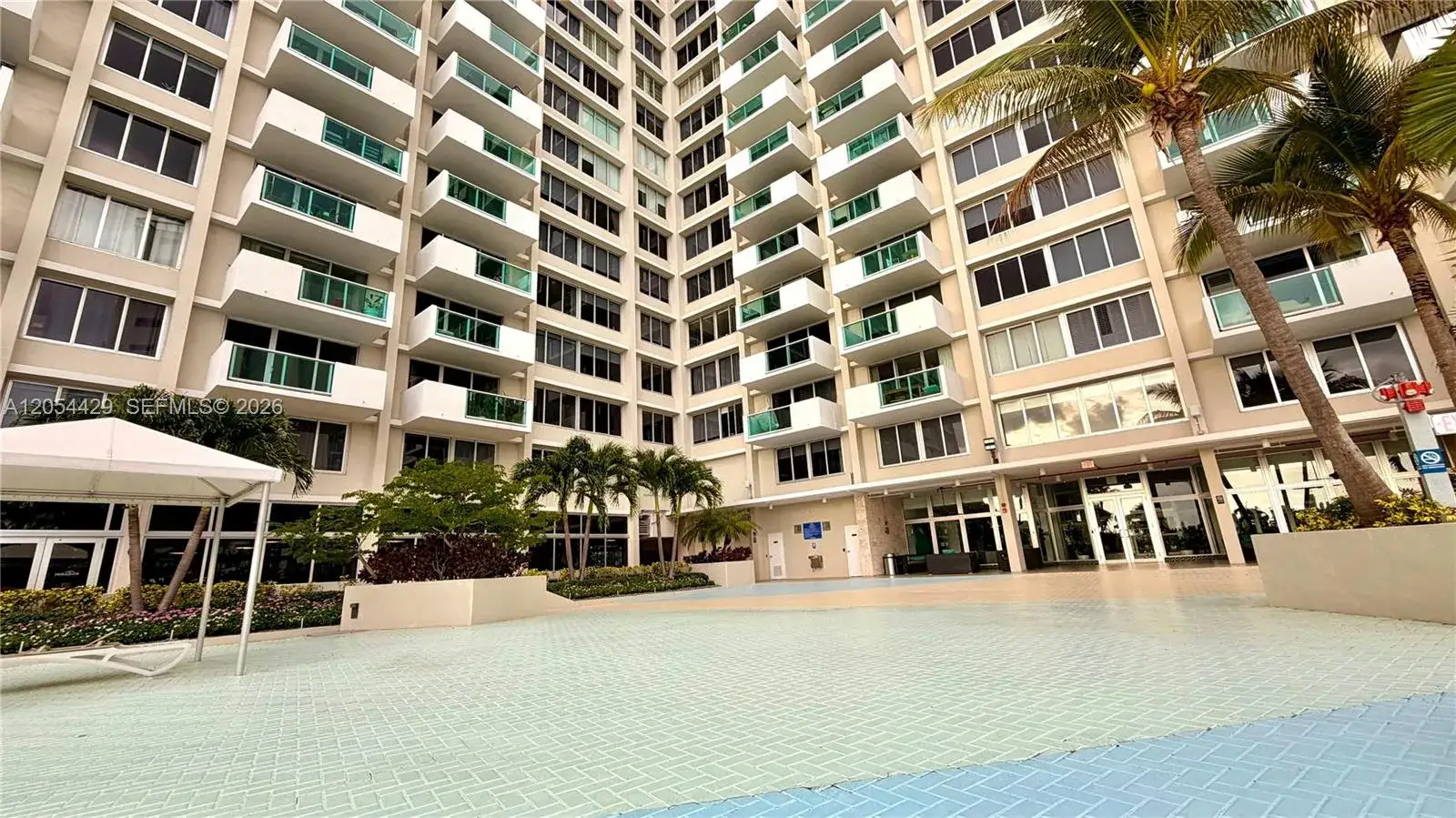 1 bedroom 1 bath Residential Lease for rent at 1200 WEST AV # 1423, Miami Beach FL 33139