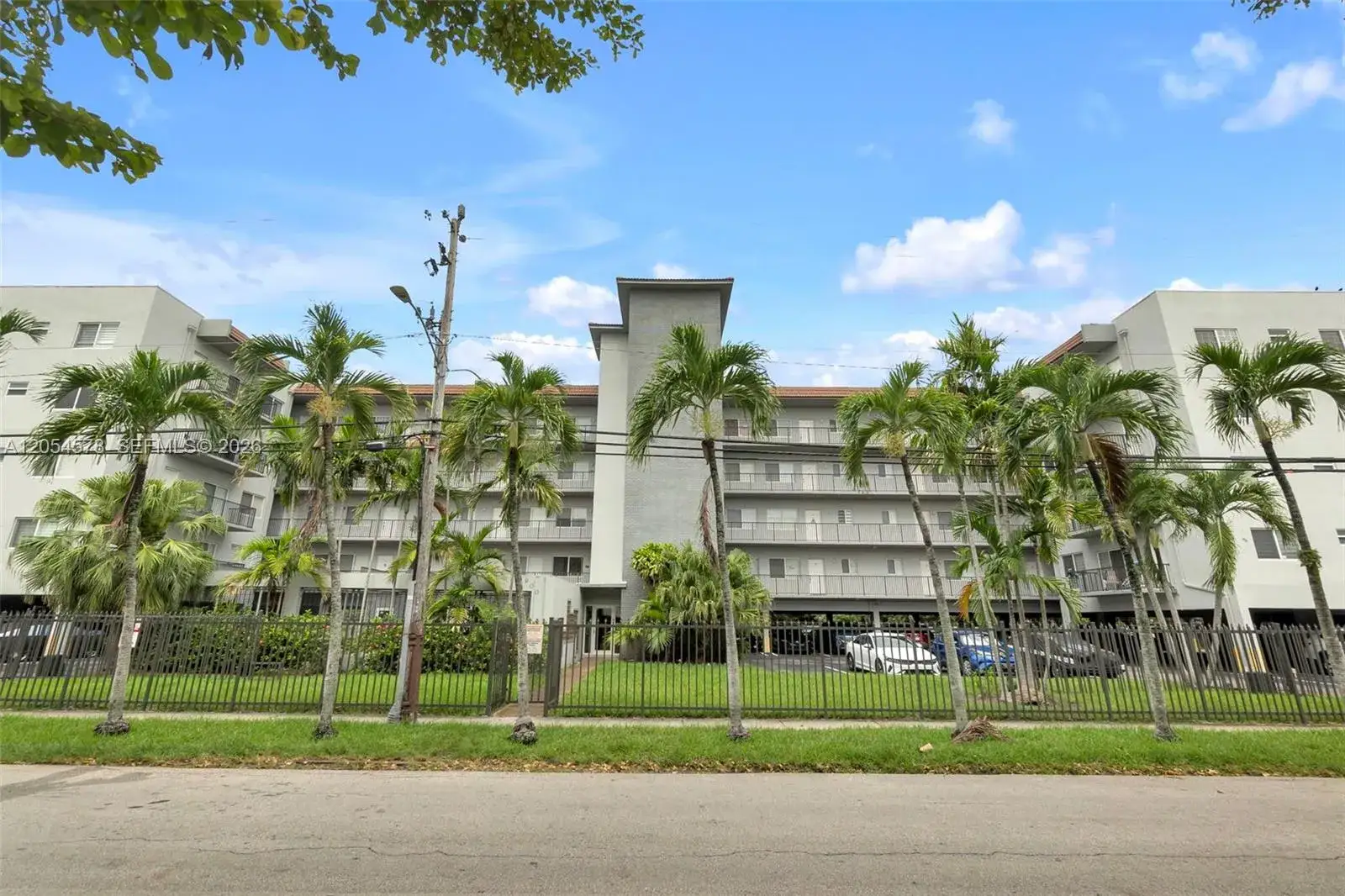 1 bedroom 1 bath Residential Lease for rent at 900 SW 84th Ave # 412A, Miami FL 33144