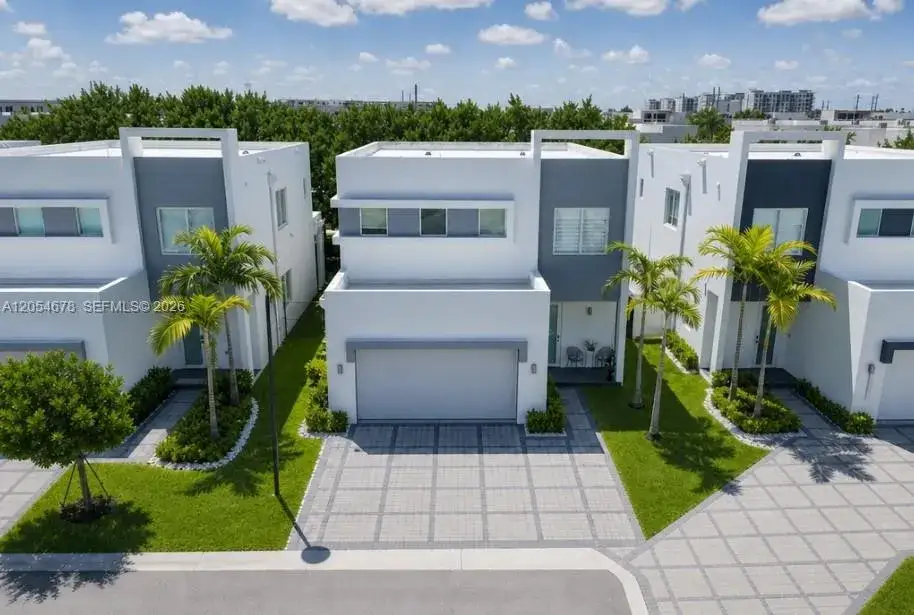 5 bedroom 4 bath Residential for sale at 10384 NW 67th Ter, Doral FL 33178